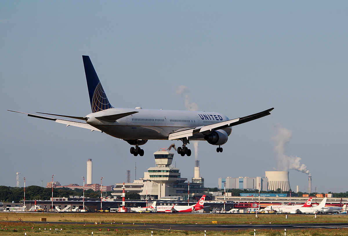 United Airlines Boeing B 767-424(ER) N69059 bei der Landung in Berlin-Tegel am 11.07.2015