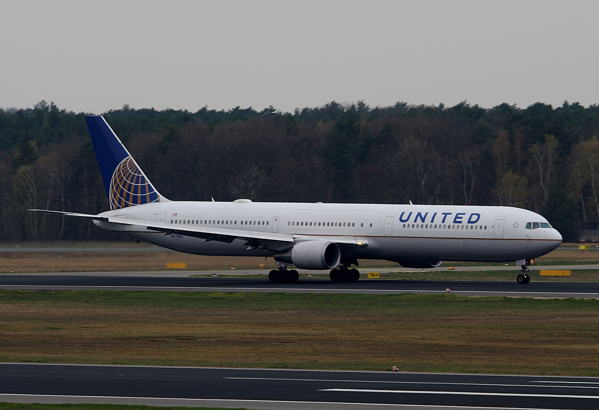 United Airlines, Boeing B 767-424(ER), N77066, TXL, 10.04.2016