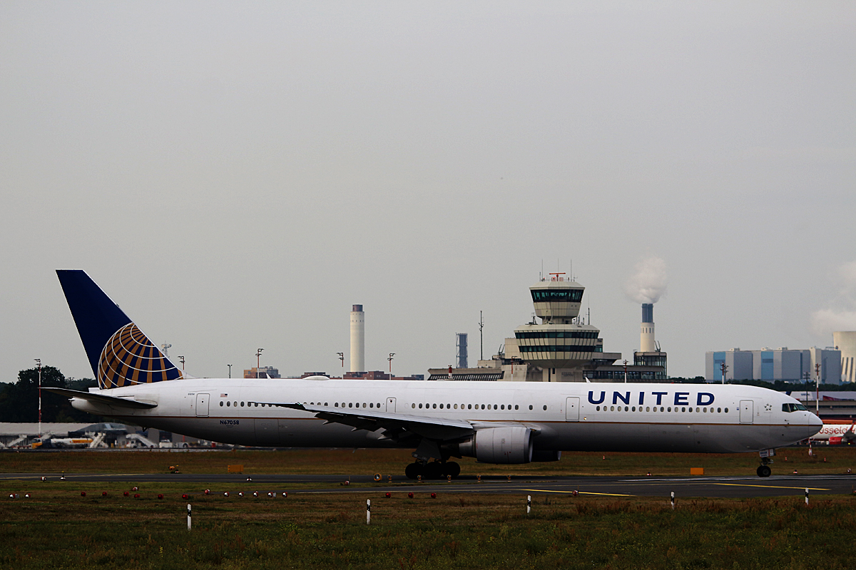 United Airlines, Boeing B 767-424(ER), N67058, TXL, 04.09.2016