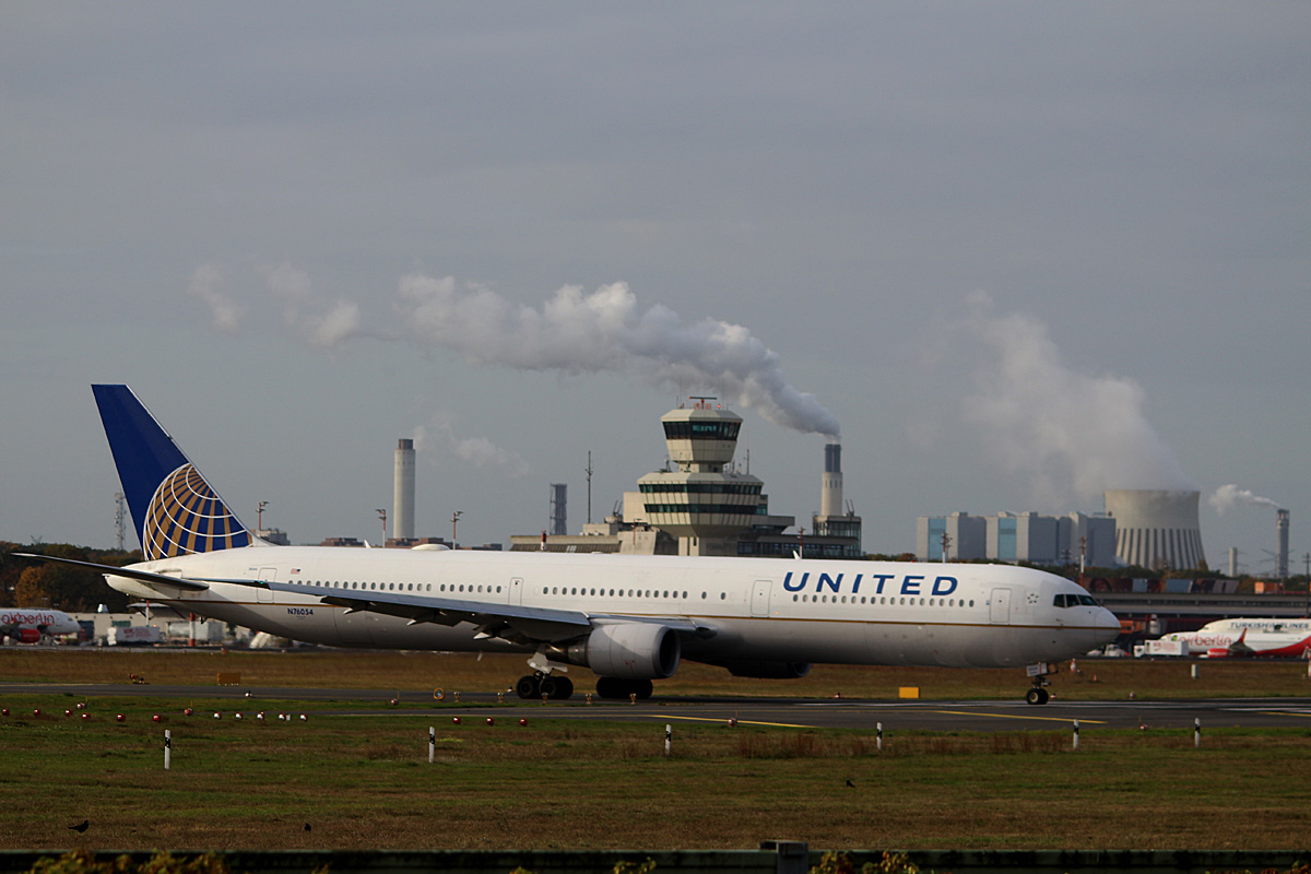 United Airlines, Boeing B 767-424(ER)N76054, TXL, 29.10.2016