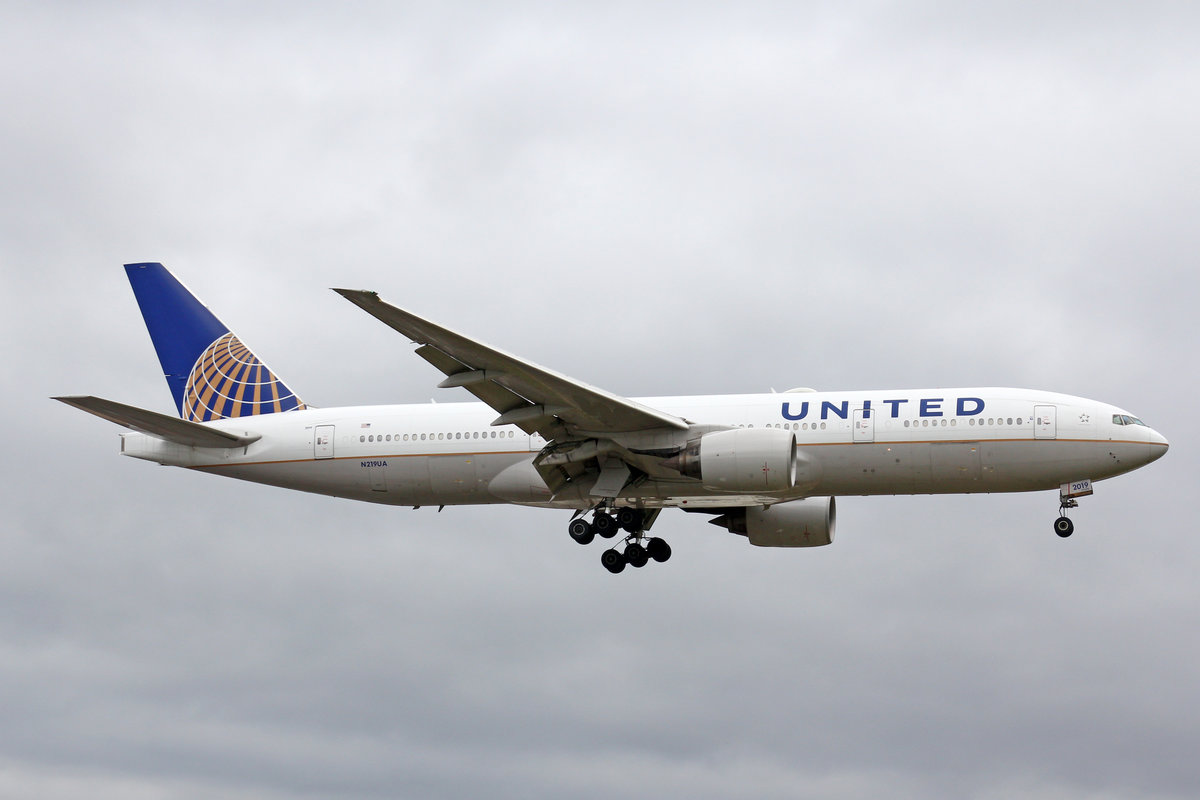 United Airlines, N219UA, Boeing 777-222ER, 01.Juli 2016, LHR London Heathrow, United Kingdom.