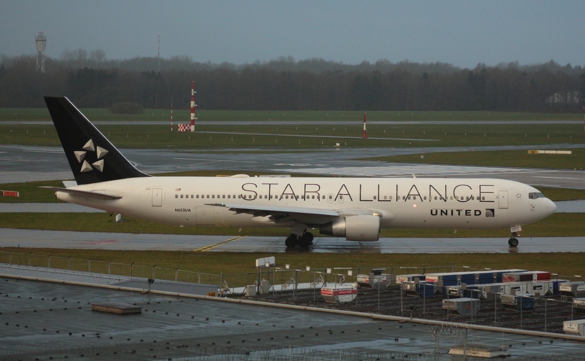 United Airlines, N653UA, (C/N 25391),Boeing 767-322(ER), 12.12.2015,HAM-EDDH, Hamburg, Germany (STAR ALLIANCE cs.)
