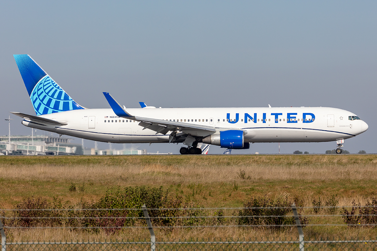 United Airlines, N664UA, Boeing, B767-322-ER, 10.10.2021, CDG, Paris, France