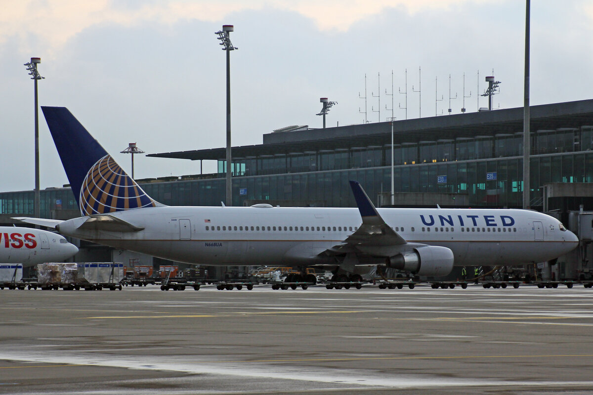 United Airlines, N668UA, Boeing B767-322ER, msn: 30024/742, 26.September 2021, ZRH Zürich, Switzerland.