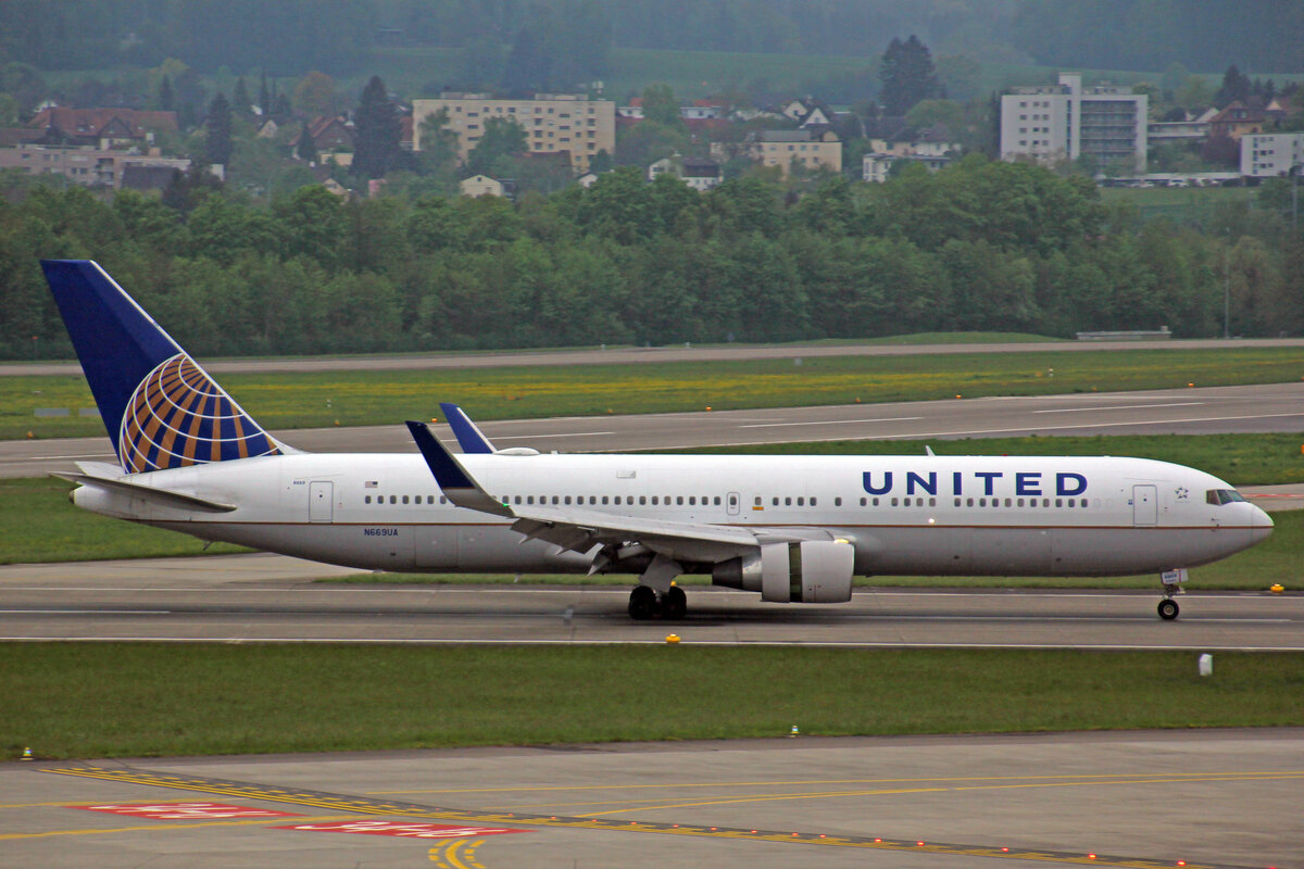 United Airlines, N669UA, Boeing B767-322ER, msn: 30025/757, 01.Mai 2022, ZRH Zürich, Switzerland.