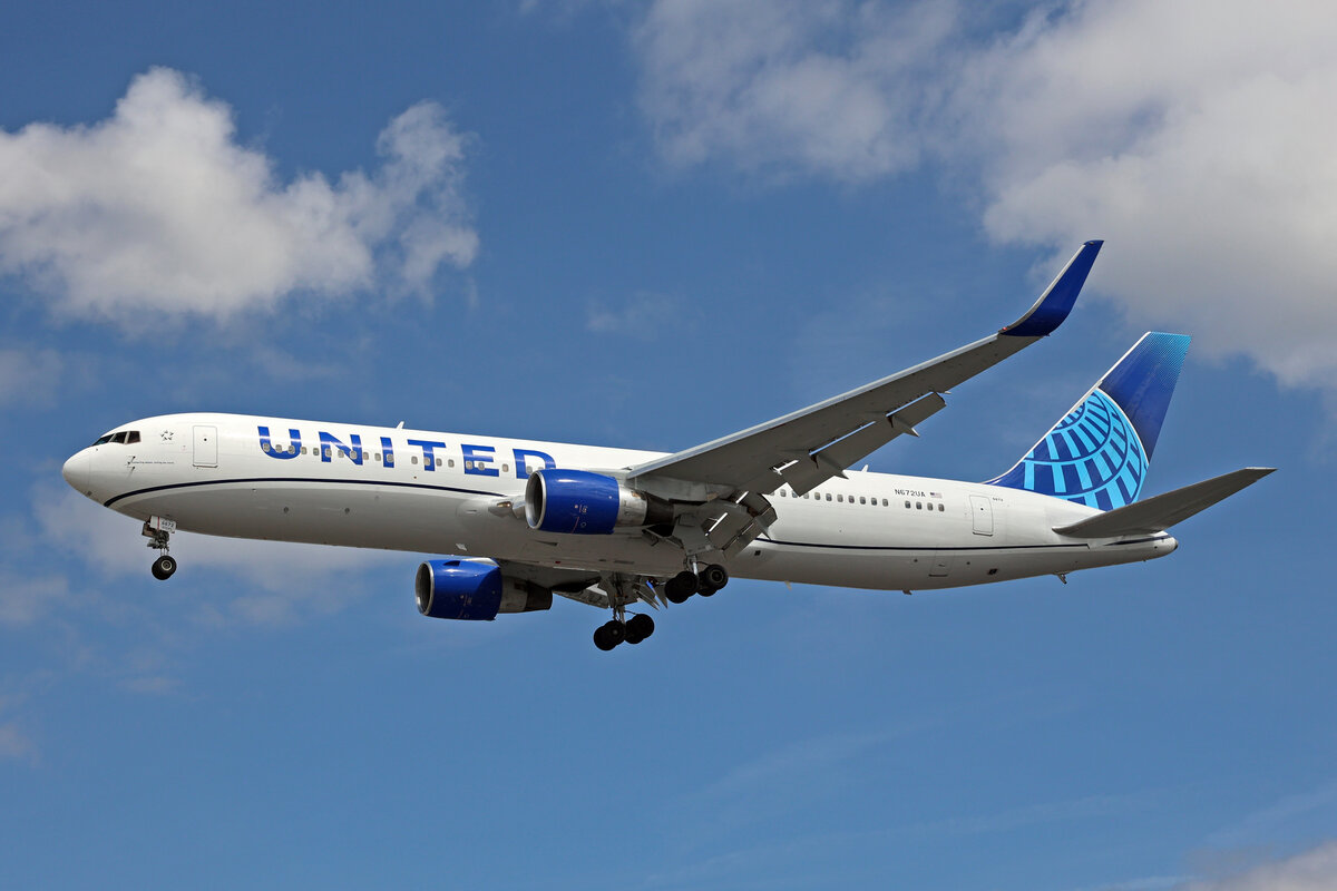 United Airlines, N672UA, Boeing B767-322ER, msn: 30027/777, 06.Juli 2023, LHR London Heathrow, United Kingdom.
