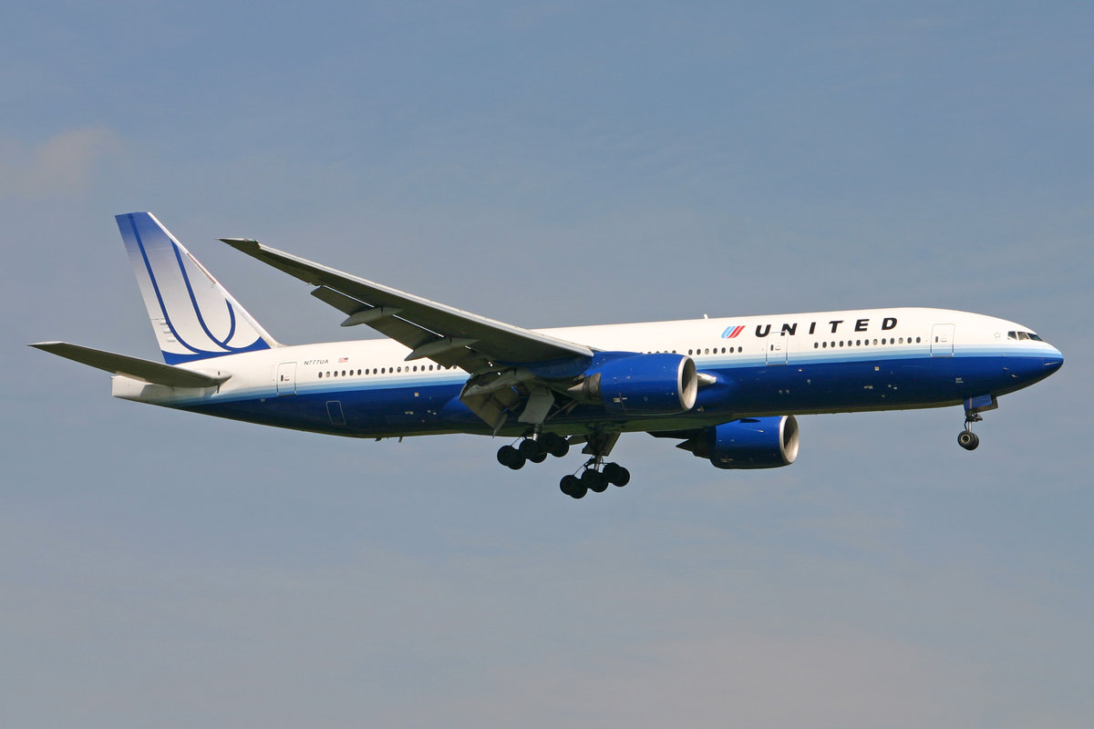 United Airlines, N777UA, Boeing 777-222, msn: 26916/7, 19.Mai 2005, FRA Frankfurt, Germany.