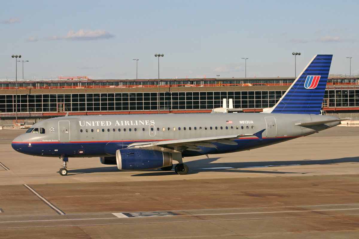 United Airlines, N813UA, Airbus A319-131, msn: 858, 08.Januar 2007, IAD Washington Dulles, USA.