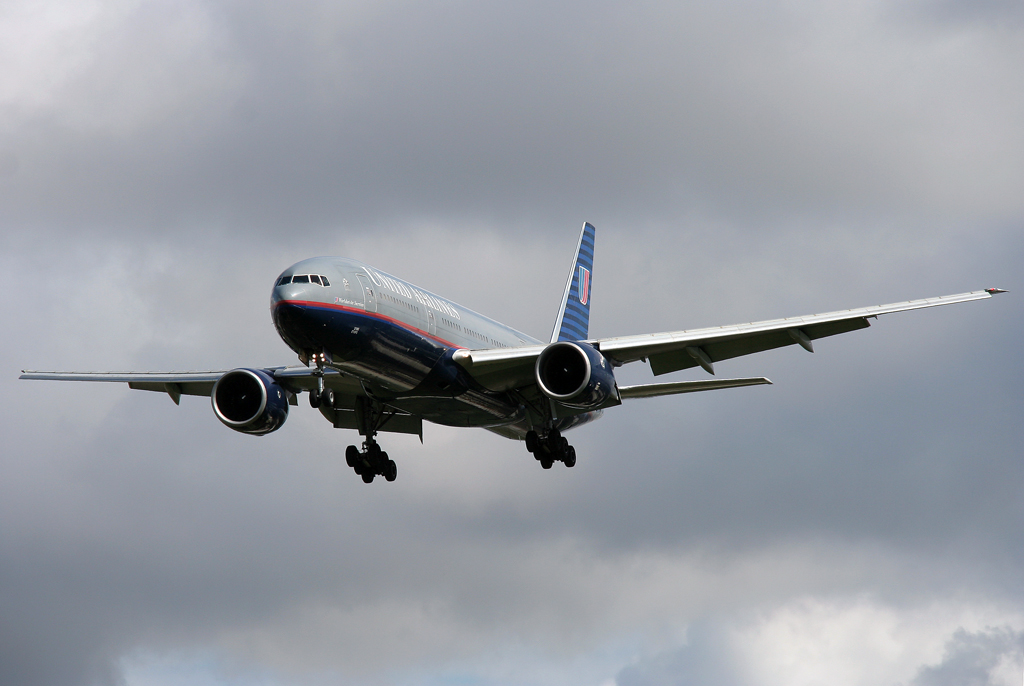 United B777-200 N765UA im Anflug auf 27L in LHR / EGLL / London Heathrow am 25.08.2011