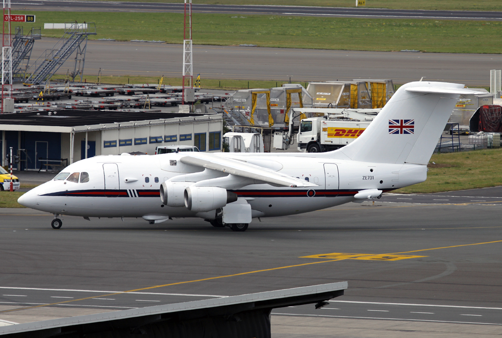 United Kingdom Air Force BAe 146-100 ZE701 auf dem Taxiway zur Government Platte in BRU / EBBR / Brüssel 05.06.2014