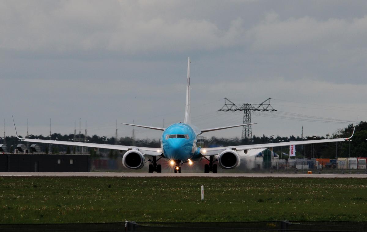 UP B 737-8Z9 4X-EKU kurz vor dem Start in Berlin-Schnefeld(BER) am 14.05.2015