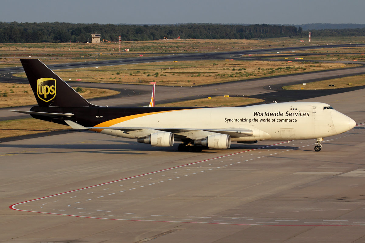 UPS Boeing 747-4R7F N582UP rollt zur Parkposition in Köln 17.8.2018