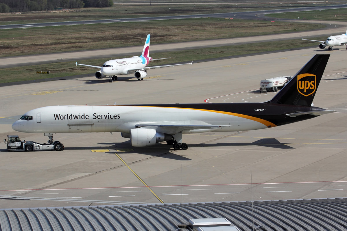 UPS Boeing 757-24APF N429UP wird zur Parkposition geschleppt in Köln 7.4.2019