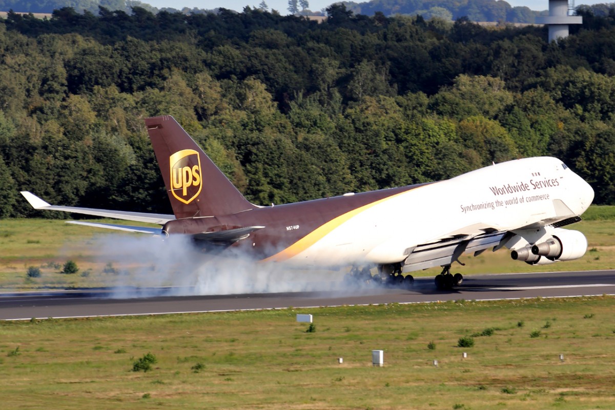 UPS N574UP bei der Landung in Köln 27.9.2015