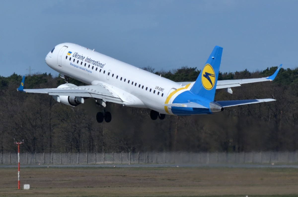 UR-EME Ukraine International Airlines Embraer ERJ-190LR (ERJ-190-100 LR)  nach dem Start in Tegel  16.04.2015