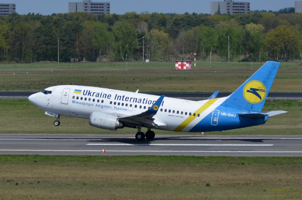 UR-GAU Ukraine International Airlines Boeing 737-5Y0(WL)   in Tegel beim Start  29.04.2015