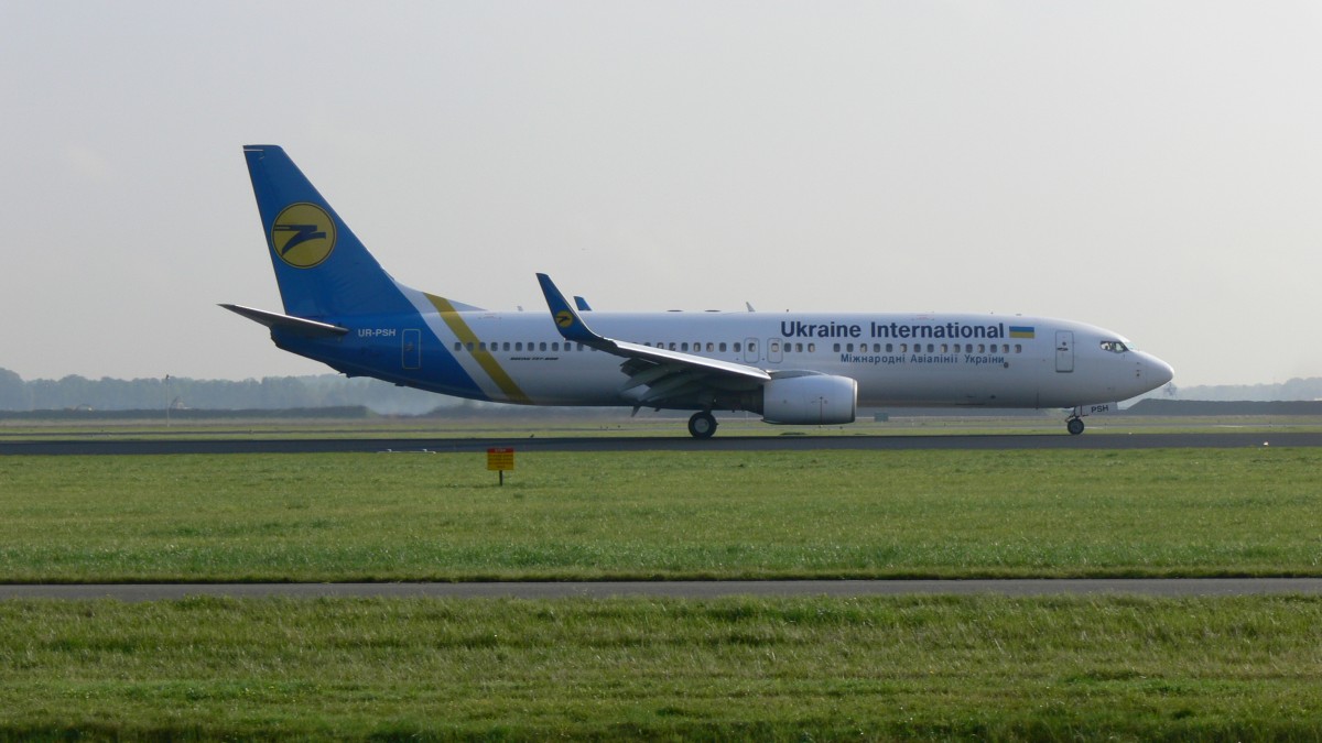 UR-PSH der Ukraine International Airlines - UIA Boeing 737-85R am 16.10.2013 in Amsterdam