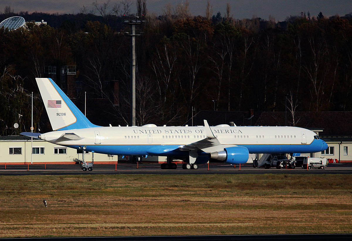 USA Air Force, VC-32A( B 757-200), 09-0016, TXL, 18.11.2016