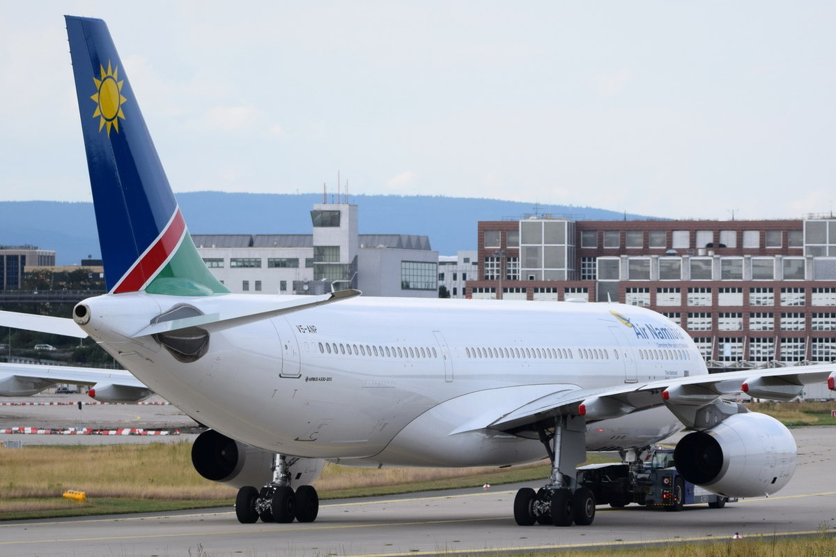 V5-ANP Air Namibia Airbus A330-243  in Frankfurt unterwegs zum Gate am 06.08.2016