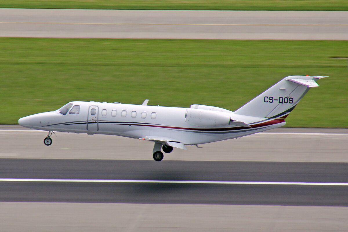 Valair Private Jet, CS-DOS, Cessna 525B Citation CJ3, msn: 525B-0158, 23.Mai 2022, ZRH Zürich, Switzerland.
