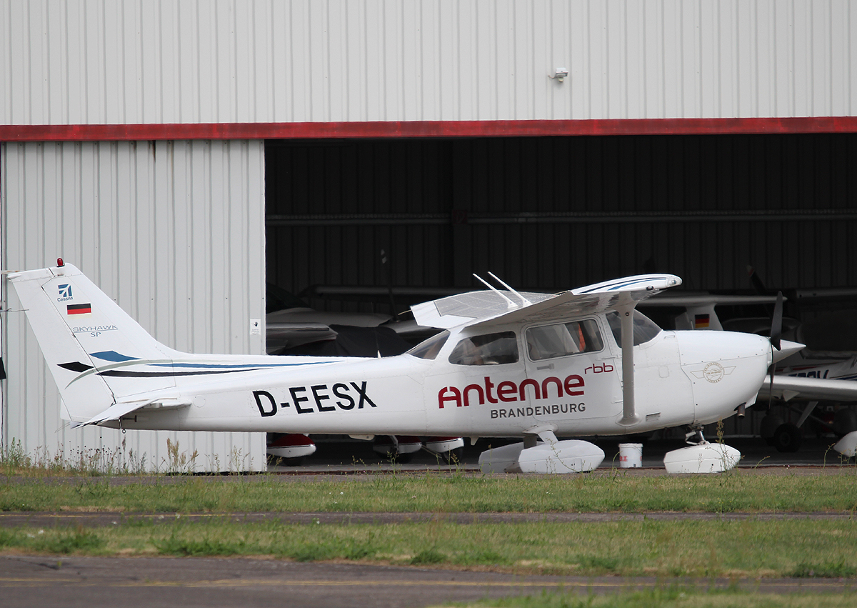 Verkehrsflug Antenne Brandenburg Cessna 172S Skyhawk D-EESX am 09.08.2013 auf dem Flugplatz Strausberg