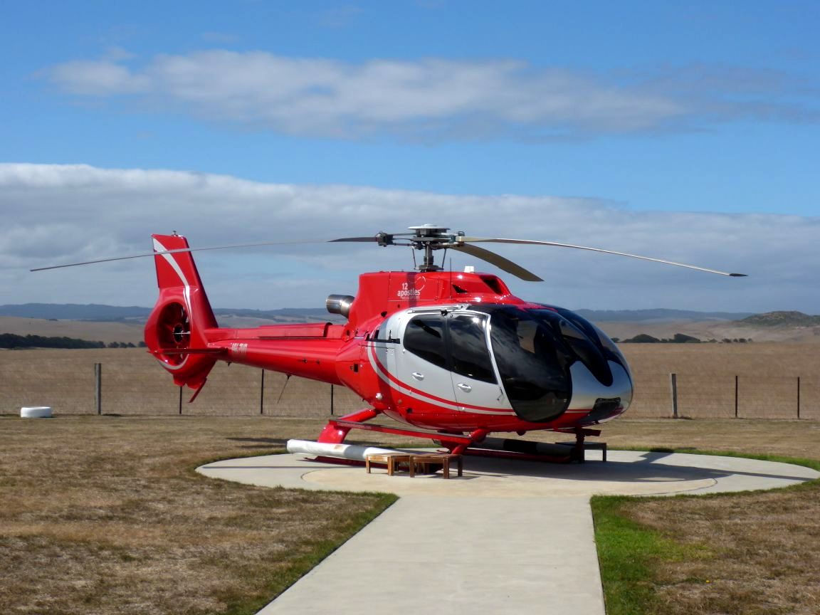 VH-ZVD, Eurocopter EC-130T2, Rundflughelicopter bei den 12 Aposteln an der Great Ozean Road westlich von Melbourne. 18.1.2018