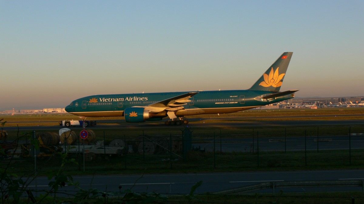 Vietnam Airlines mit einer Boeing 777-2Q8ER VN-A147 am 02.10.2011 in Frankfurt