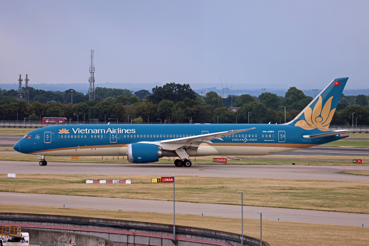 Vietnam Airlines, VN-A864, Boeing B787-9, msn: 35154/353, 08.Juli 2023, LHR London Heathrow, United Kingdom.