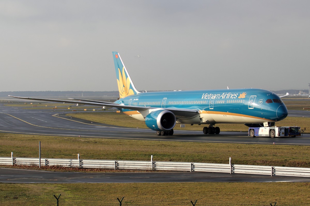 Vietnam Airlines VN-A864 wird zum Gate geschleppt in Frankfurt 19.12.2015