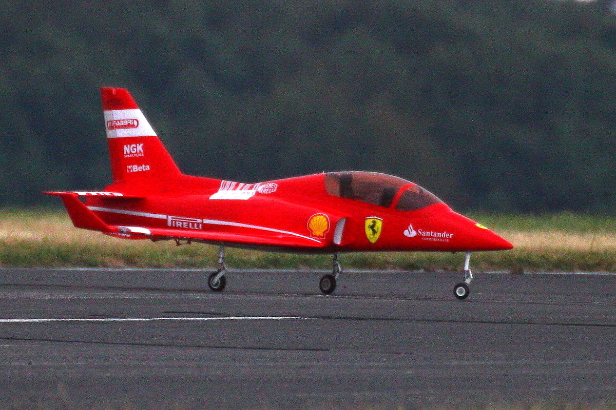 Viper Jet ARF von JetLegend im Ferrari-Look bei der JetPower-Messe 2016 auf dem Flugplatz Bengener Heide in Bad Neuenahr-Ahrweiler. Aufnahmedatum: 17.09.2016