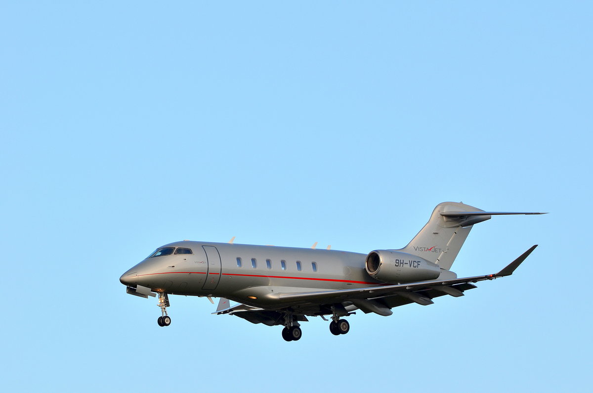 VistaJet Bombardier Challenger 350 9H-VCF im Landeanflug auf den Airport Hamburg Helmut Schmidt am 04.12.17