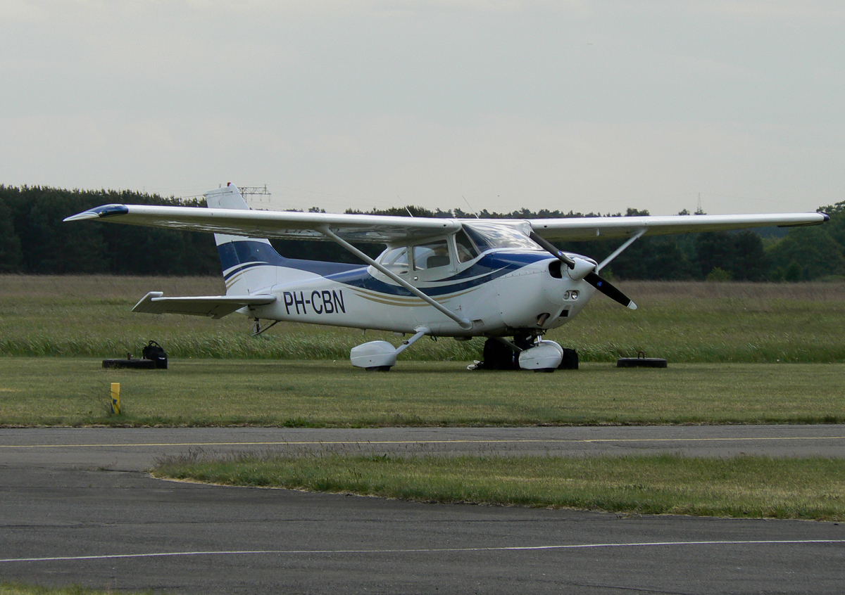 Vliegschool Hilversum Reims-Cessna 172N Skyhawk PH-CBN am 17.05.2015 auf dem Flugplatz Strausberg