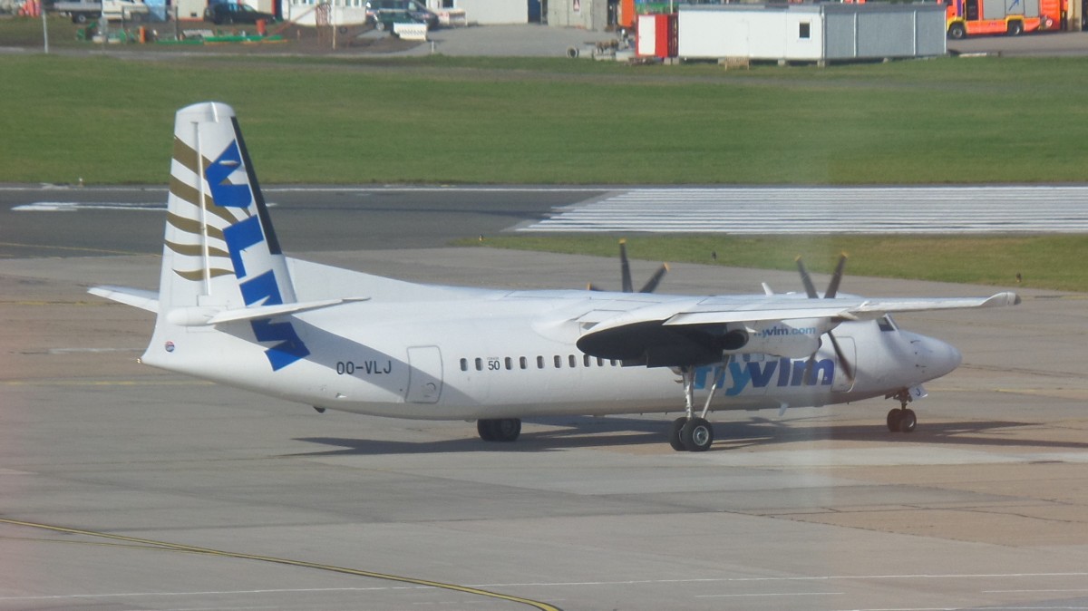 VLM Airlines, OO-VLJ, Fokker F50, zum Start rollend, 26.10.2015, HAM-EDDH
