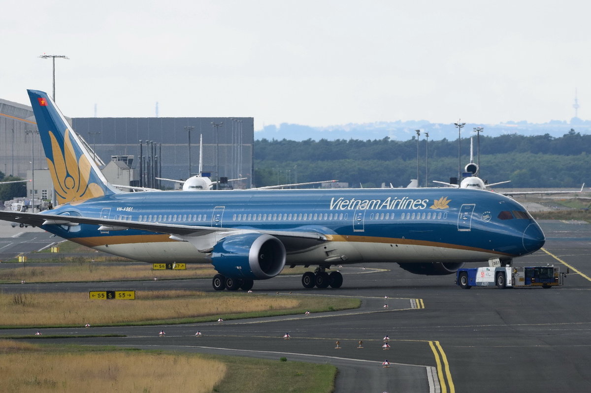 VN-A861 Vietnam Airlines Boeing 787-9 Dreamliner  am 06.08.2016 in Frankfurt unterwegs zum Gate