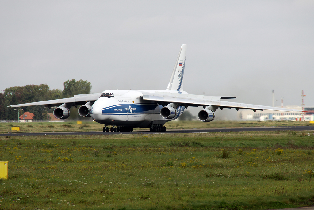 Volga An-124 RA-82074 bei der Landung auf 21 in MST / EHBK / Maastricht am 26.09.2014