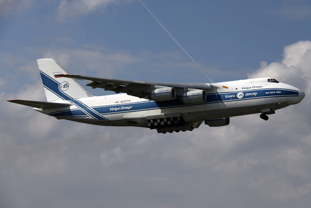 Volga An-124 RA-82074 beim Takeoff auf 03 in MST / EHBK / Maastricht am 27.09.2014