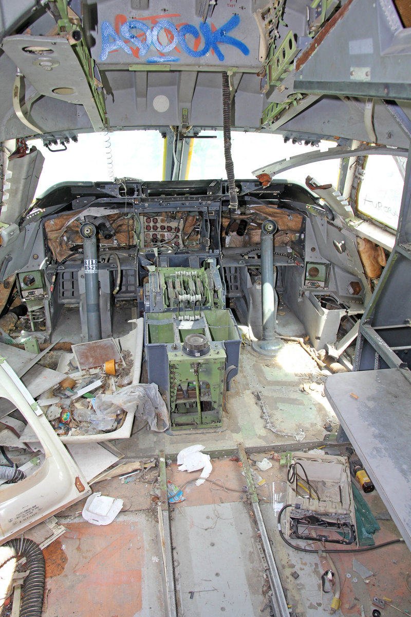 Vom Cockpit ist nicht mehr viel übrig. HS-UTQ, 08.August 2016 Bangkok, Airplane Graveyard.
