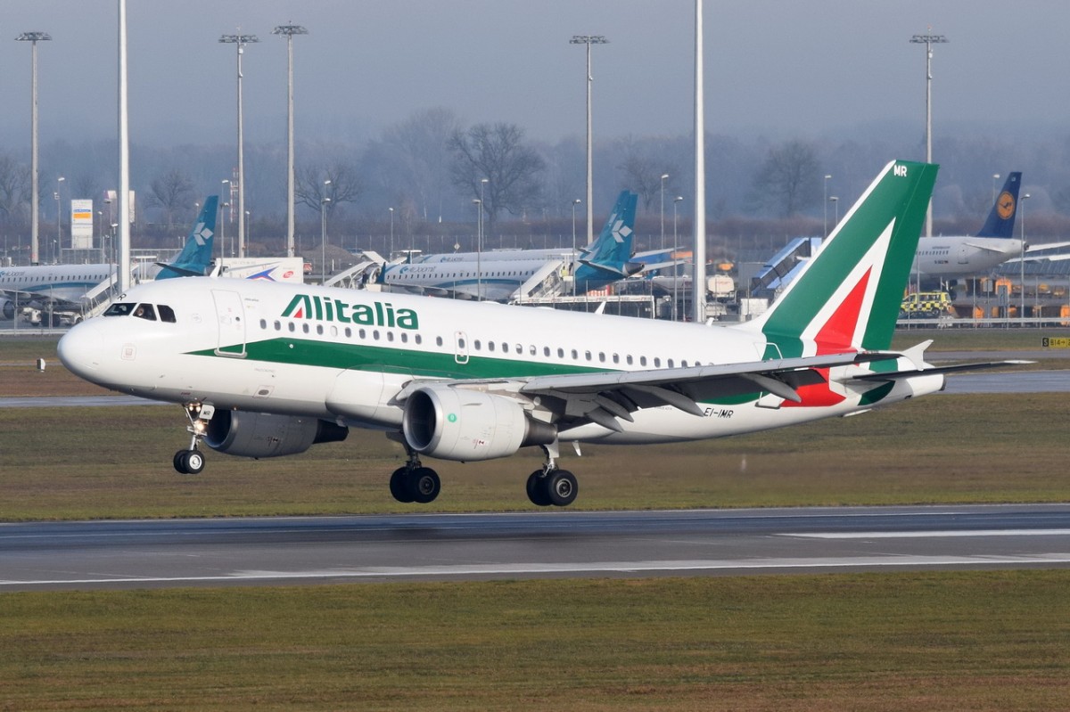 vor der Landung in München  EI-IMR Alitalia Airbus A319-111    am 11.12.2015