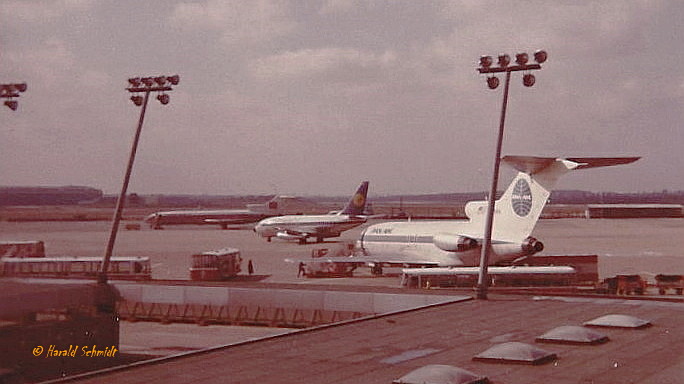 Vorfeld Flughafen Hamburg (HAM), mit Boeing 727 - PAN AM,  Boeing 737 – LH und Hawker Siddeley Trident  - BEA / Foto aus 1981 (Scan vom Foto)