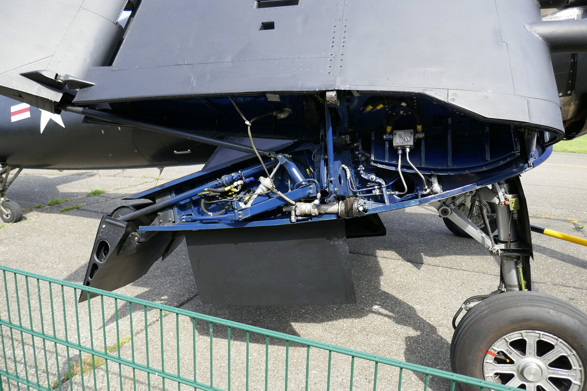 Vought F4U  Cosair , Blick auf den Faltmechanismus des bordgestützten US-amerikanischen Jagdflugzeuges aus dem II.Weltkrieg, Juni 2021