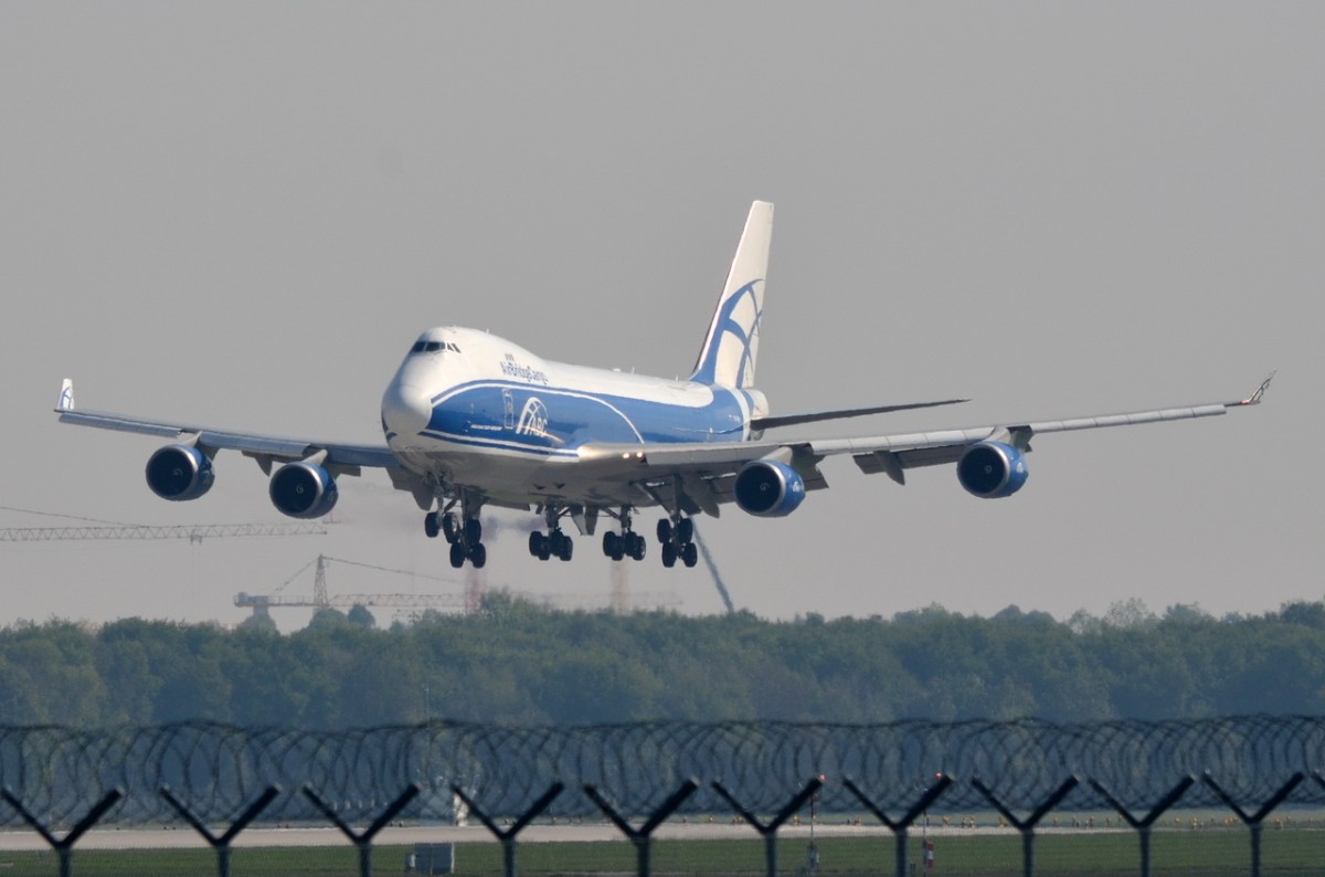 VP-BIM AirBridgeCargo Boeing 747-4HAF(ER)   Landeanflug München am 11.09.2015
