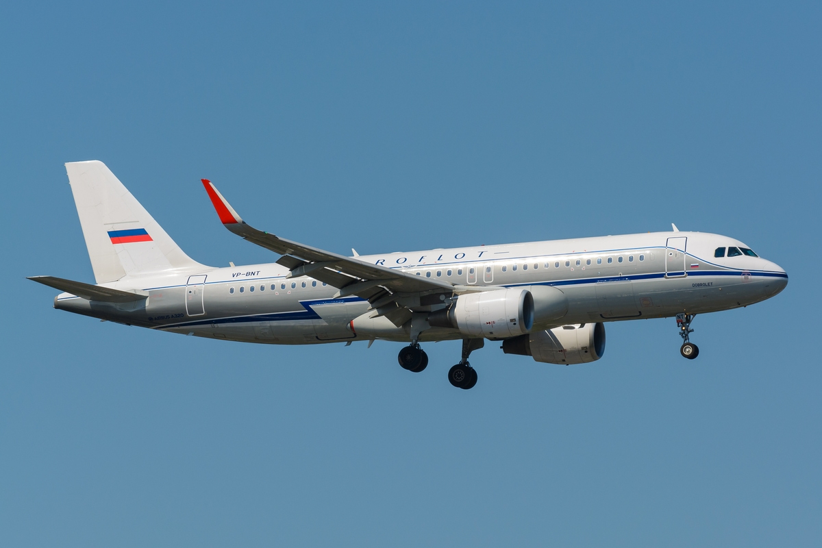 VP-BNT (Aeroflot Retrojet)  Dobrolet  am 23.08.2015 im Anflug auf Düsseldorf.
