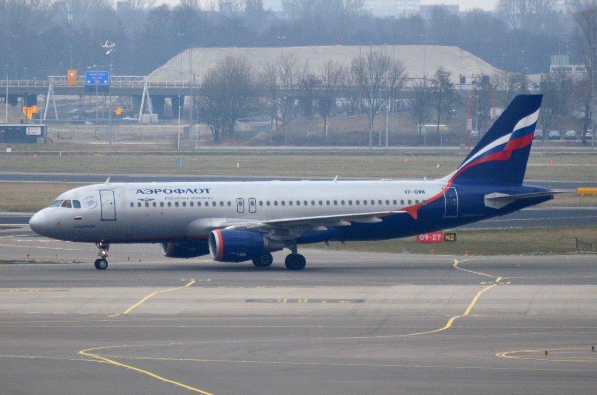 VP-BWM Aeroflot - Russian Airlines Airbus A320-214  in Amsterdam gelandet am 15.03.2015