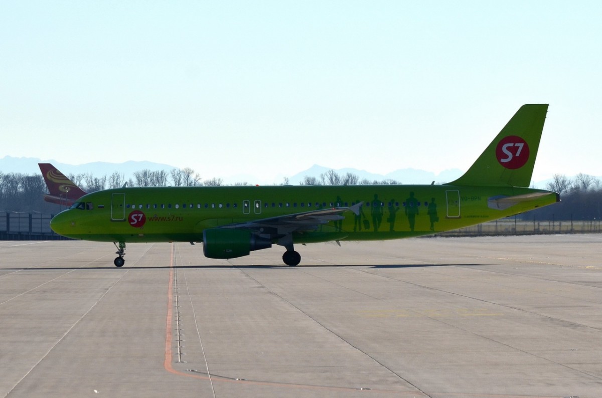 VQ-BPN S7 - Siberia Airlines Airbus A320-214  in München am 06.12.2015 zum Gate