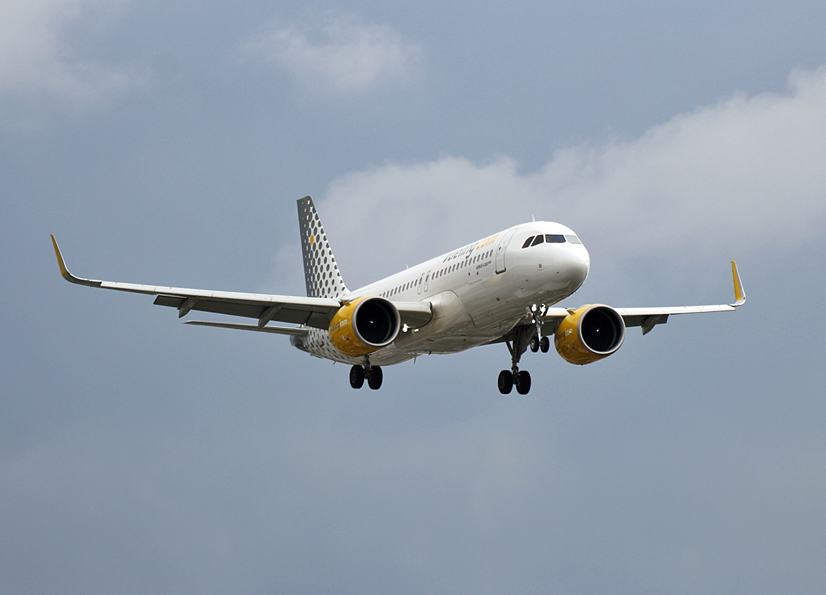 Vueling , Airbus A 320-271N, EC-NDC, TXL, 17.07.2020