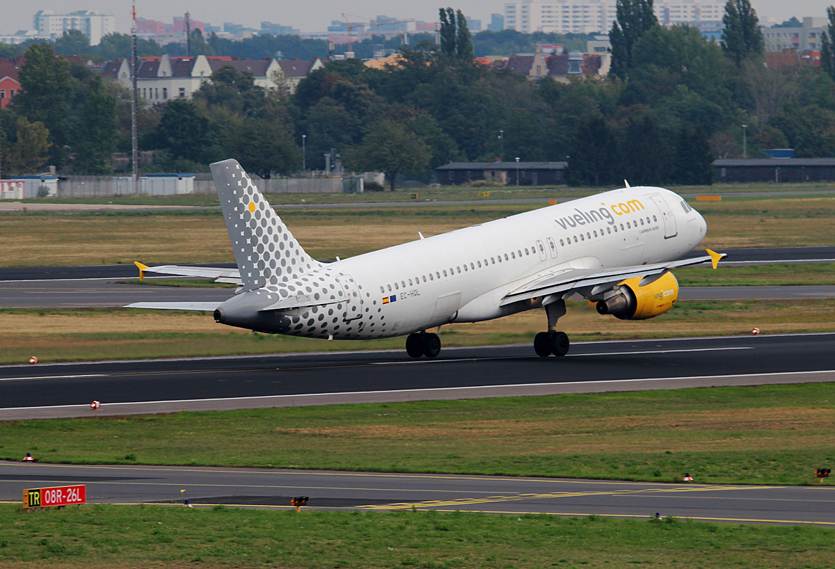 Vueling A 320-214 EC-HQL beim Start in Berlin-Tegel am 13.09.2015