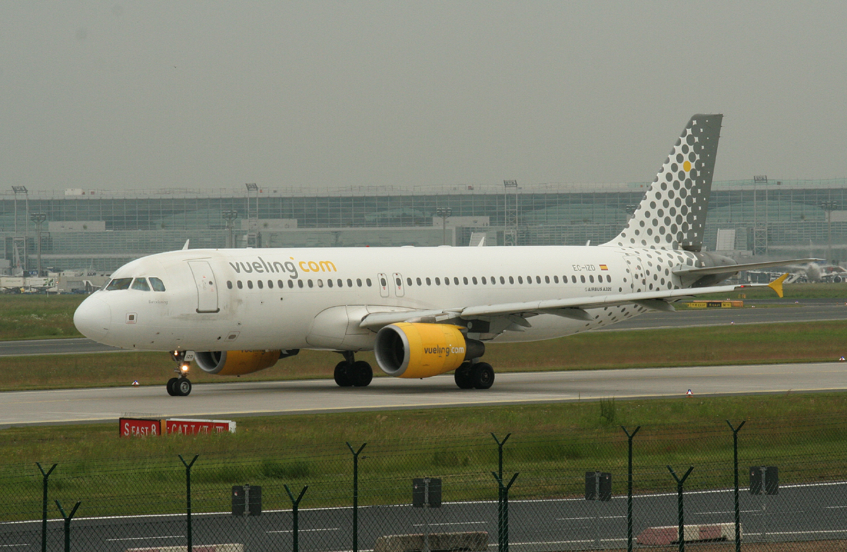 Vueling A 320-214 EC-IZD am 11.06.2013 auf dem Flughafen Frankfurt