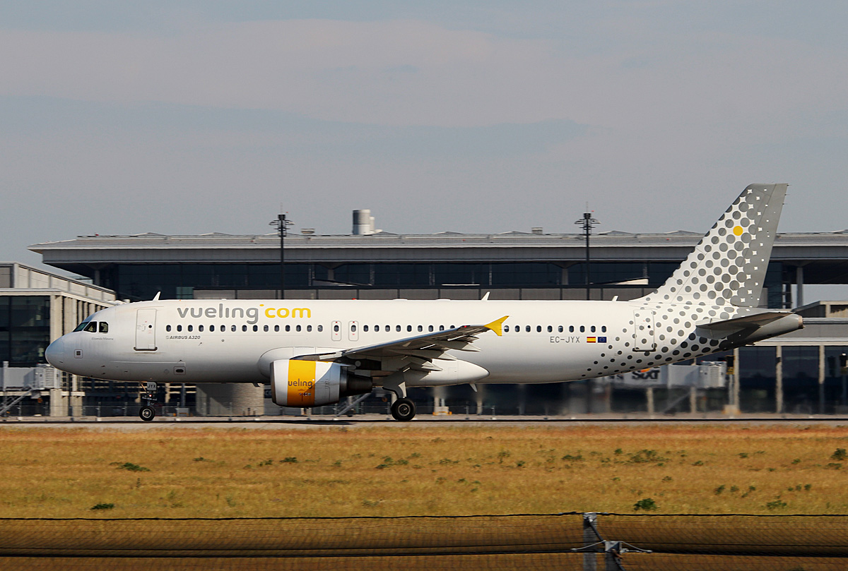 Vueling A 320-214 EC-JYX beim Start in Berlin-Schnefeld(BER) am 06.06.2015 (Uefa CL-Finale 2015)