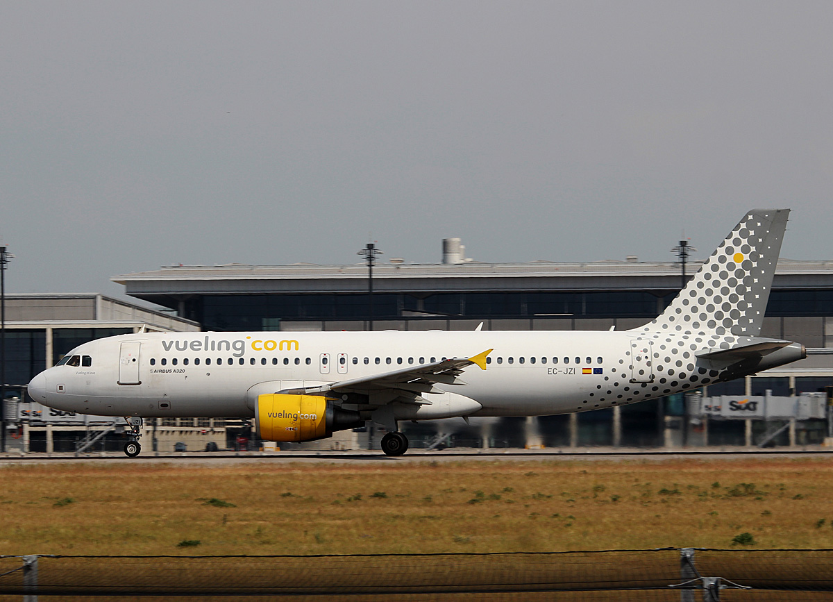 Vueling A 320-214 EC-JZI beim Start in Berlin-Schnefeld(BER) am 06.06.2015 (Uefa CL-Finale 2015)