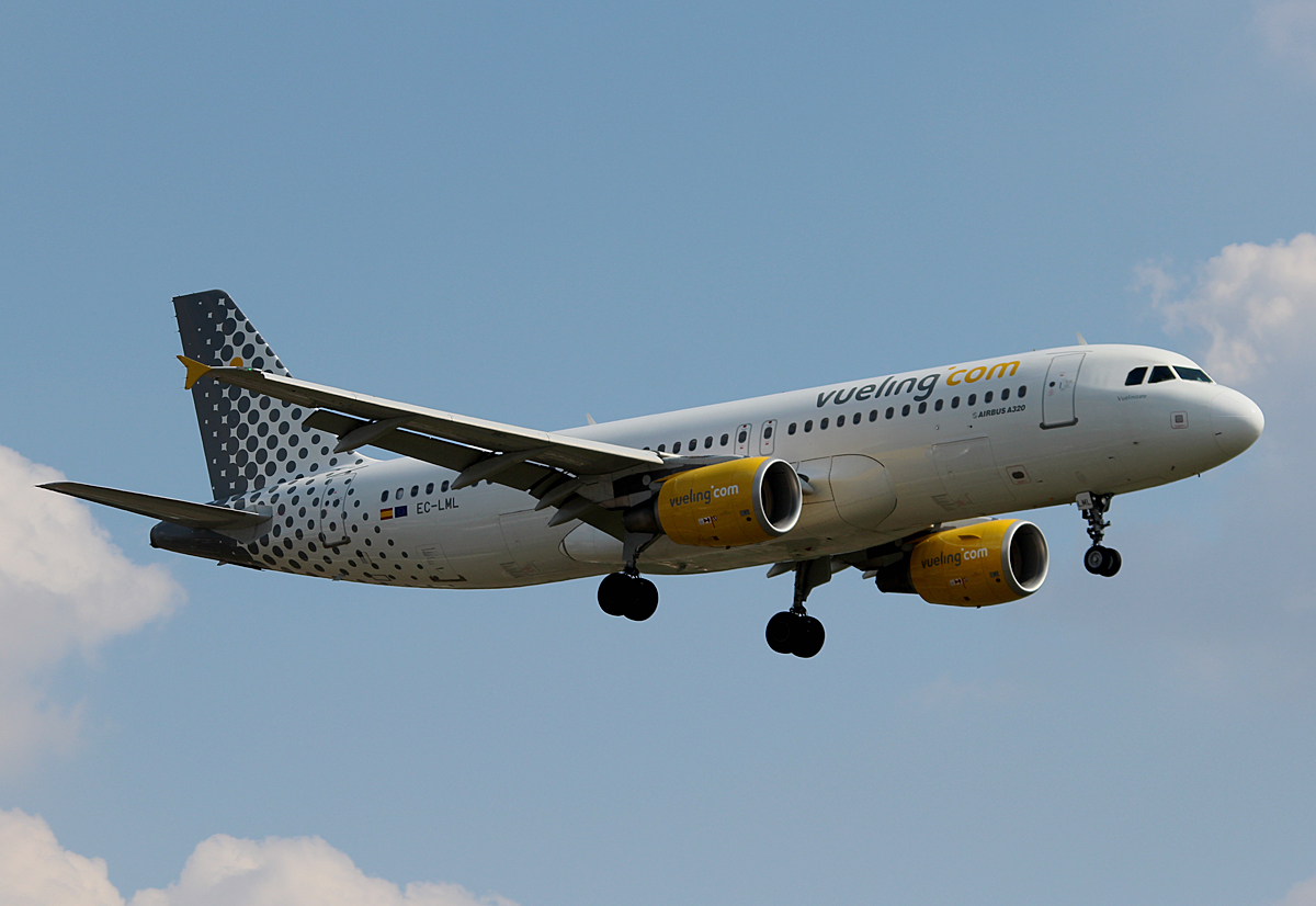 Vueling A 320-214 EC-LML bei der Landung in Berlin-Tegel am 08.08.2014